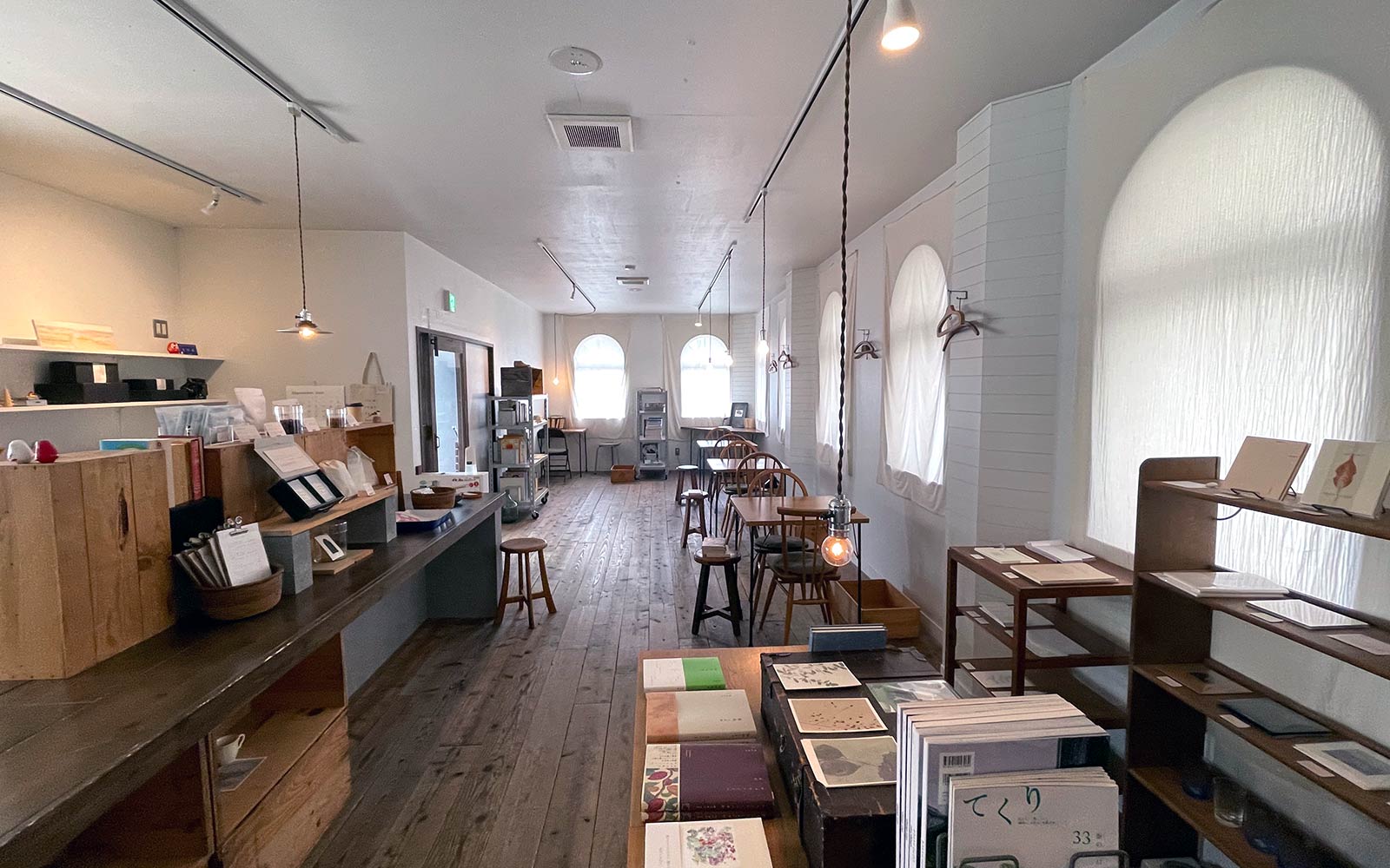 本や雑貨のコーナーも