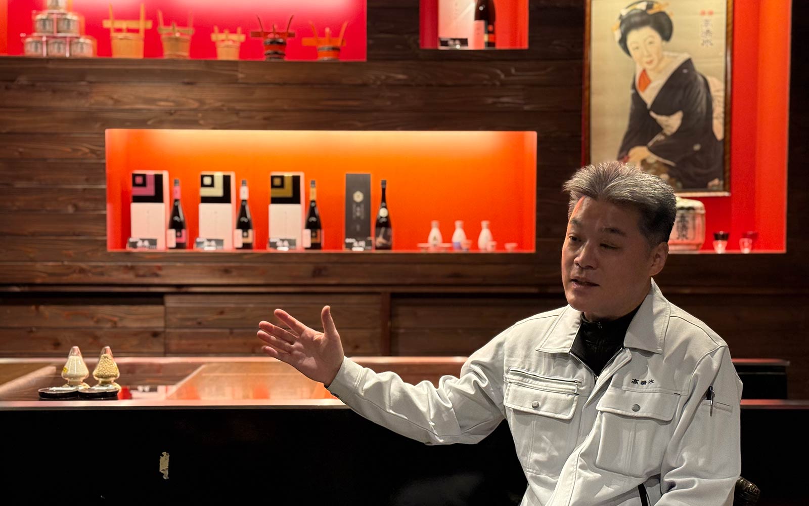 インタビュー中の菊地さん