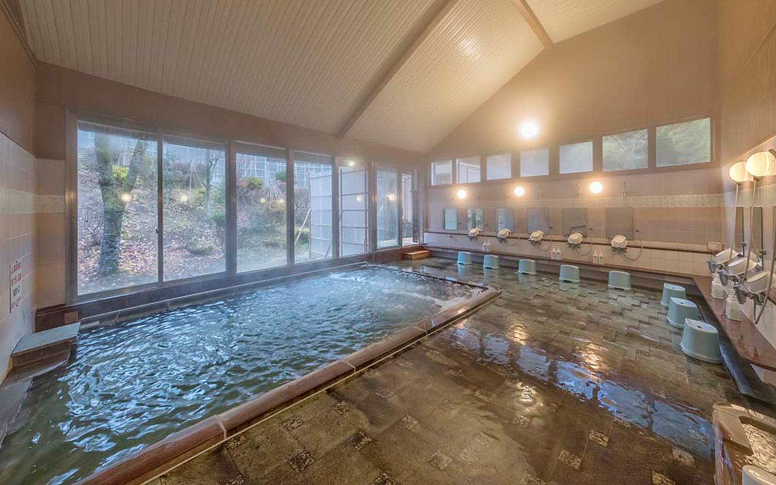 大浴場。とろりとした源泉が肌をなめらかに潤す