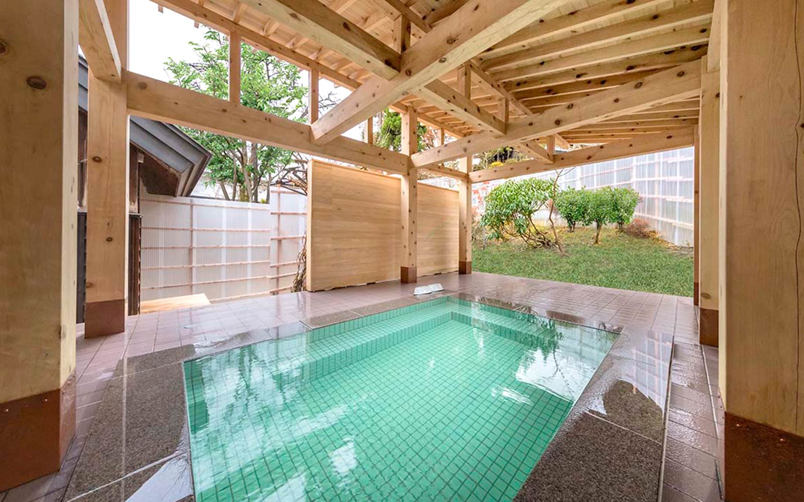 開放感いっぱいの露天風呂。温かいお湯と山の空気が心地よい