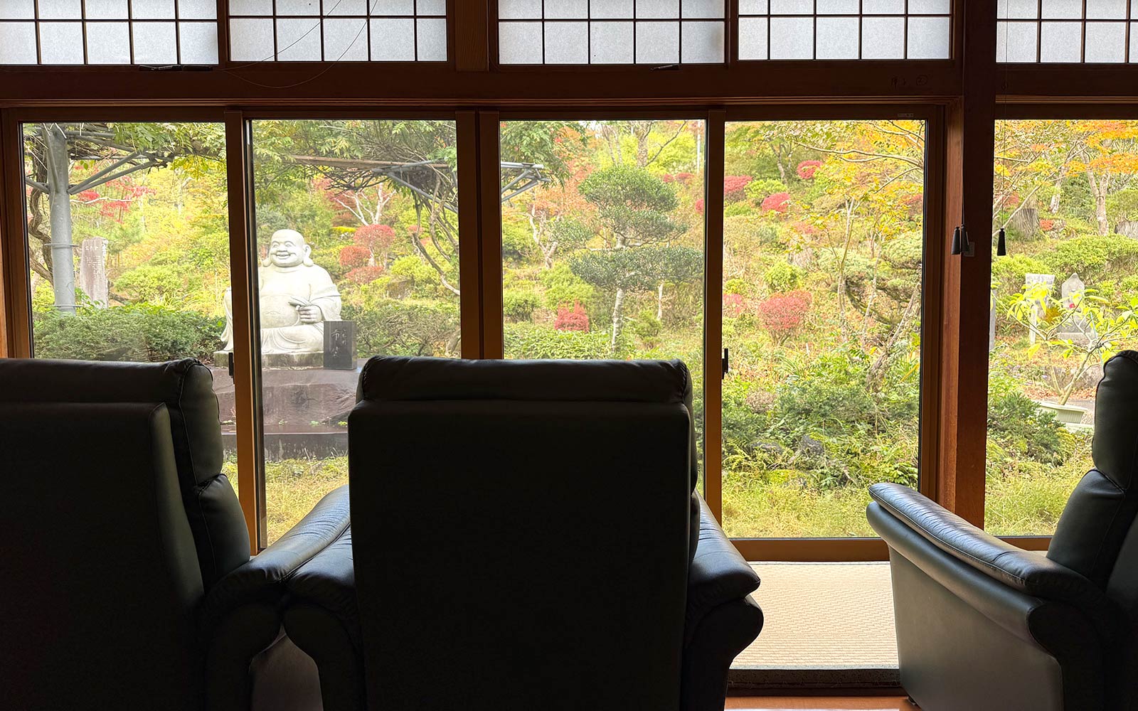 安全を配慮して、室内から景色を楽しめるようにレイアウト