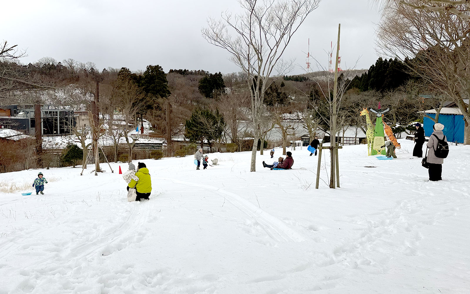 広場では雪遊びも楽しめる
