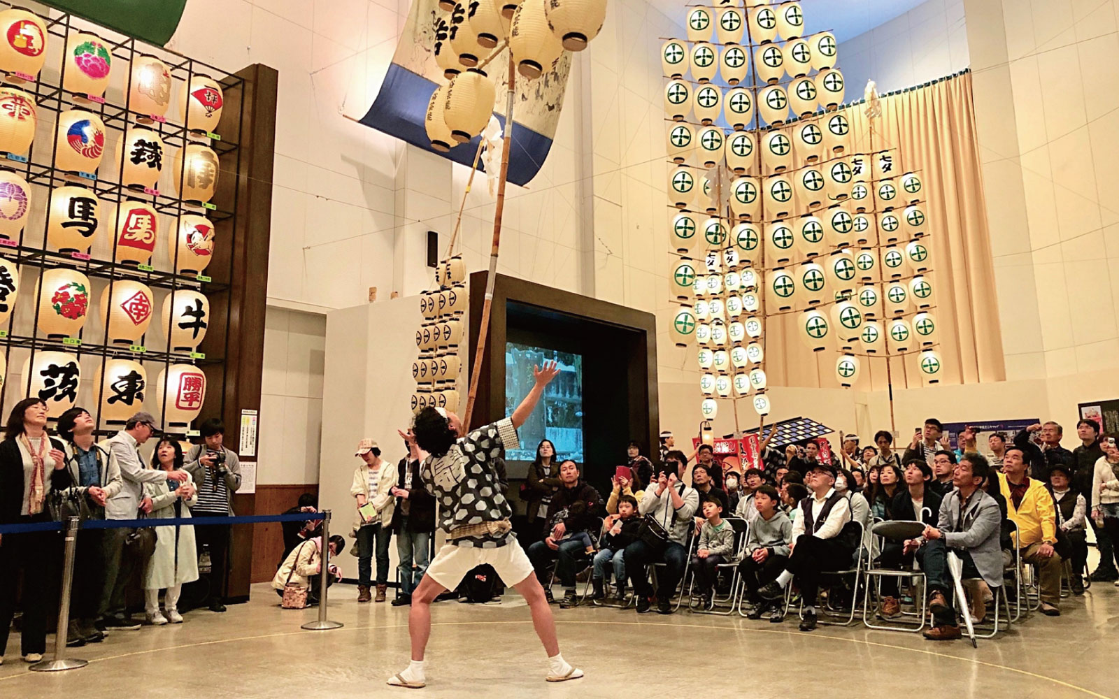 お祭り期間以外でも竿燈にふれあえる秋田市民俗芸能伝承館
